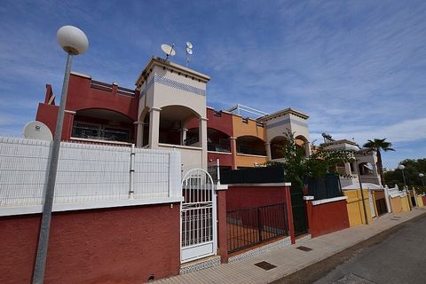 Bungalow al piano terra con 2 camere da letto a Los Altos . Bungalow con 2 camere da letto e due giardini a Los Altos. È distribuito in due camere matrimoniali con armadi a muro e due bagni, uno con doccia e l'altro con vasca. Questa casa ha un giard...