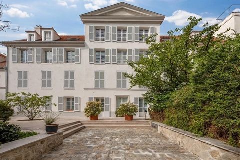 Een idyllische omgeving en een zeldzaam adres voor dit appartement in te koop aan de voet van de Sacré-Coeur. Een droom van het platteland in Parijs Onlangs gerenoveerd door een architect, dit appartement in verkoop is de ster van de Folie Sandrin, o...