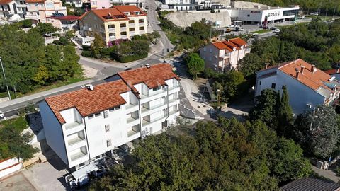 Location: Primorsko-goranska županija, Crikvenica, Crikvenica. In un'ottima posizione, a 100 metri dalla spiaggia, sono in vendita appartamenti in un edificio nuovo da un investitore verificato. Al piano interrato si trovano garage e ripostigli, di c...