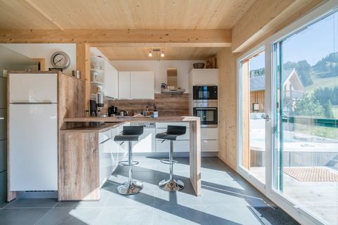 Prova il comfort e il relax nel nostro bellissimo chalet di 100 m², ideale per un massimo di 8 persone. Con quattro accoglienti camere da letto, tre delle quali con letti matrimoniali e una con due letti singoli, questo chalet garantisce a tutti un s...