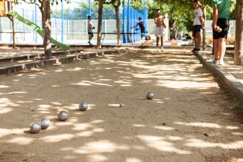 Alle bungalows zijn doelmatig ingericht en beschikken over een overdekt terras met tuinmeubelen.