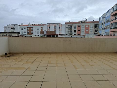 Exclusivo! Apartamento T2 com enorme terraço, varanda, elevador e garagem fechada, no centro da Marinha Grande. O apartamento é composto por 2 quartos, com piso em taco de madeira, um deles com roupeiro embutido, e ambos com acesso ao terraço com 35 ...