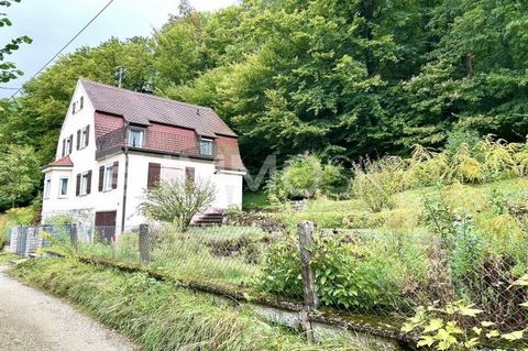 Historisch woonjuweel uit de jaren 1930 in Pommelsbrunn Dit charmante vrijstaande huis uit de jaren 1930 maakt indruk met zijn onmiskenbare karakter en tijdloze uitstraling. Met een royale leefruimte van 120 m² en een doordachte kamerindeling biedt h...