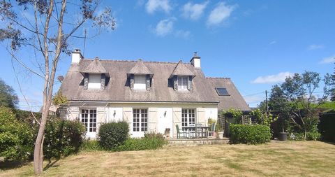 This lovely home is situated in a very quiet cul-de-sac within walking distance to the village of Persquen. The larger and popular town of Guemene-sur-scorff can be reached by car in only 5 minutes, where you will find all the local amenities, bars, ...