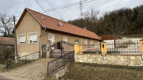 Zu verkaufen: Renoviertes Einfamilienhaus im charmanten Dorf Pamuk, in der Nähe des Plattensees, Komitat Somogy Entdecken Sie Ihr Traumhaus im malerischen Dorf Pamuk! Dieses wunderschön renovierte Einfamilienhaus befindet sich auf einem weitläufigen ...