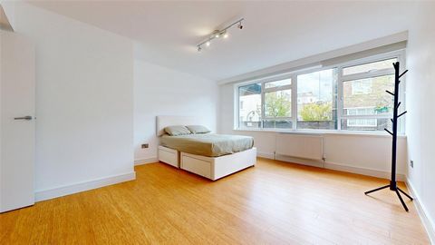 This 1,123 square foot spacious and bright, raised ground floor, apartment, enjoys 3 bedrooms and 2 bathrooms, with porter and large communal rooftop garden benefitting from far reaching views. Recently refurbished and comprising a spacious reception...