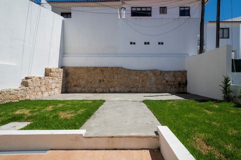 If you have always dreamed of living in a house, this could be your future home. Fabulous 4 bedroom villa, a few meters from the center of Torres Vedras, fully rehabilitated, with unobstructed views and excellent sun exposure. This property has 2 out...