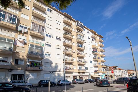 4-Zimmer-Wohnung mit ca. 100m2, 2 WCs, 2 hellen Balkonen und Abstellraum in der Gegend von Romeira in Cova da Piedade in Almada. Wohnung in einem Gebäude mit 2 Aufzügen, Zugang für Menschen mit eingeschränkter Mobilität, befindet sich im 1. Stock und...