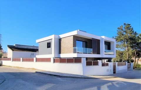 Come and see this independent villa, built with excellent quality materials, with thermal and acoustic insulation and plenty of natural light, equipped with air conditioning, hot water panel and central vacuum. With high security door, automatic gate...