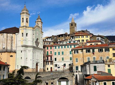 Kleines charmantes historisches Haus in Ceriana. Im Herzen des malerischen historischen Zentrums von Ceriana bieten wir ein typisches Haus aus dem ligurischen Hinterland an, perfekt für diejenigen, die eine Residenz mit authentischem Charme und einge...