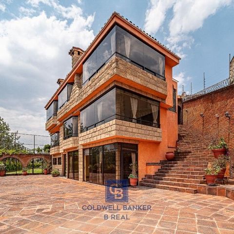 Exclusiva casa en venta, única por su estilo, en la mejor privada de Parques de la Herradura. Cuenta con 3 recamaras con baño propio, dos de ellas con chimenea y la recámara principal cuenta con gran vestidor. Amplios espacios en sala- con chimenea, ...