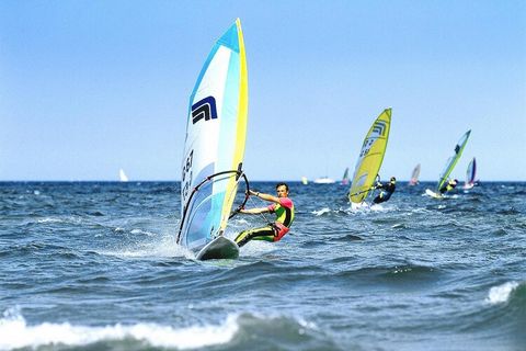 Este encantador parque de vacaciones cuenta con su propia zona de baño en el pintoresco Müritz, conocido como el Pequeño Mar de Alemania. El parque está situado en el puerto deportivo protegido de Müritz, en el pintoresco pueblo portuario de Müritz, ...