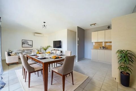 Nouveauté chez Legros Groupe Immobilier cet appartement au centre ville de Châteaurenard d'une superficie de 55 m2 offrant une entrée, un agréable séjour ouvert sur une cuiine équipée, une salle de bain, un wc indépendant,une chambre avec placard, un...