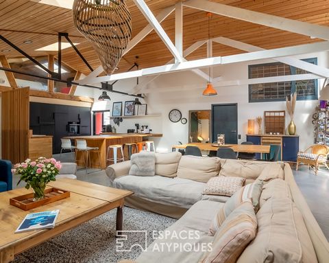 SOUS OFFRE Idéalement située à proximité immédiate à pied du centre-ville de Morlaix, cet ancien bâtiment, entièrement réinterprété et sublimé, offre un cadre de vie incomparable. Ce loft d'environ 200 m2. se distingue par ses espaces ouverts, prolon...