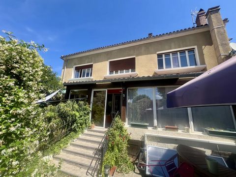 Dont miss this great opportunity to purchase a home with income potential and a garden in the heart of a popular little town with bars and restaurants and a weekly market. This 5 ensuite bedroomed house is being sold fully equipped and furnished (sub...