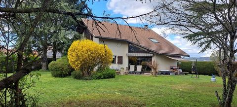 Belle opportunité, bien rare à la vente ! A saisir, maison d'architecte d'environ 140 m², située sur les hauteurs de La Balme de Sillingy, implantée sur un terrain plat de 1690 m² ! La maison s'organise sur 2 niveaux : - au rez-de-chaussée : une cuis...