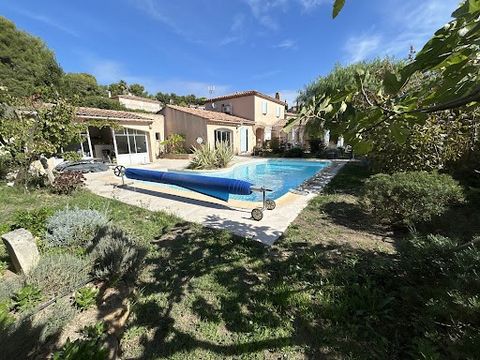 Découvrez cette magnifique villa provençale située dans un cadre idyllique à Carqueiranne, en exclusivité ! Nichée à seulement quelques pas de la plage du Pradon, cette villa vous offre un calme absolu, parfait pour profiter de la douceur de vivre. A...