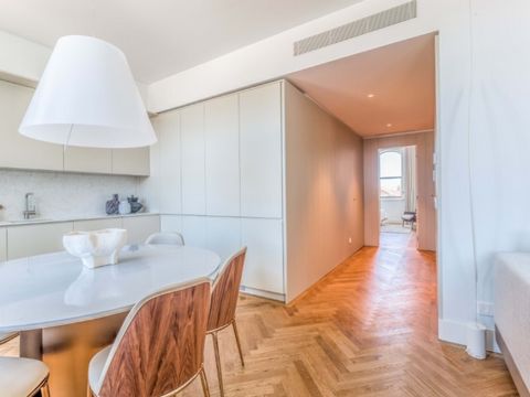 Five-bedroom duplex apartment (265 m2) in a prestigious residential condominium in Convento do Beato. The project was born out of the meticulous rehabilitation of former industrial spaces, preserving the history and essence of the site. Located in th...