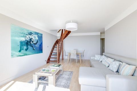 Cet appartement étonnant, décoré avec soin, peut accueillir jusqu'à 6 personnes. Situation proche de la plage et vue imprenable. La situation de la maison vous permettra de vous déplacer rapidement et facilement : - 200 km de Paris par l'autoroute A1...