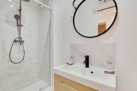 Checkmyguest vous propose un superbe appartement de 40 m² au cœur du prestigieux quartier des Ternes. Cet espace design et fonctionnel comprend deux chambres élégantes, parfaites pour un séjour mémorable à Paris. Découvrez la vie parisienne dans l'un...