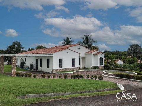 Cette spacieuse maison de 3 chambres et 2 salles de bains à Hacienda Pacifica offre un aménagement pratique avec beaucoup de lumière naturelle, située à seulement 8 minutes des plages de la Costa Esmeralda. En entrant, l’allée circulaire mène à un pa...