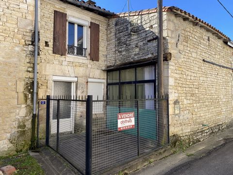 Située au centre ville de AIGRE (16140) l'agence Abithéa charente vous propose cette maison mitoyenne sur 3 cotés de 47 m2 à rénover (idéale pour un premier achat ou un investissement locatif) Au rez de chaussée, une cuisine avec un meuble sous évier...