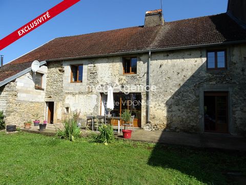 Located 10 km from Dampierre-Sur-Salon, in the heart of the village of Roche-Et-Raucourt, I invite you to come and discover this old farmhouse of approximately 180 m² on 1188 m² of land. The entrance is through a large room serving as a dining room f...