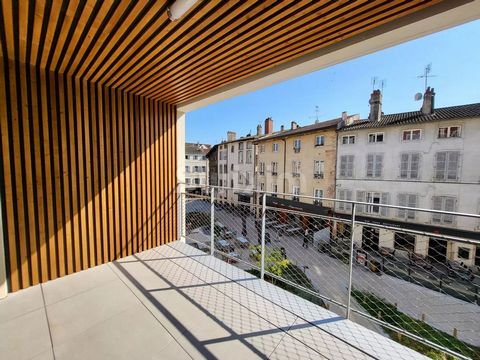 Ref 68789BM Exceptional: in the heart of Mâcon, close to its shops, the Saône quays and 10 minutes walk from the train station. In a luxury residence, atypical T4 apartment of approximately 100m2, with private parking and terrace. 2nd floor, of a 4-s...