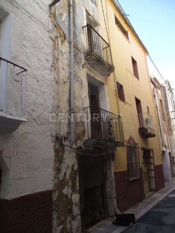 Do you want to buy a 4 bedroom house in Ulldecona of 116 square meters to renovate? Excellent opportunity to acquire this residential house with an area of 116 m² currently distributed in 4 bedrooms 1 bathroom located in the town of Ulldecona, provin...