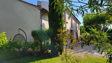 Idéalement situé proche de la gare TGV, laissez vous séduire par le charme de ce Mas provençal sans aucun vis à vis et au calme. Entièrement rénové et parfaitement entretenu, en campagne mais non isolé . Sa terrasse à l'ombre du platane séculaire vou...