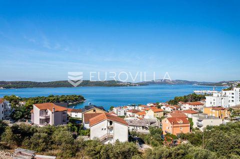 Trogir, Čiovo - in an exceptional location with a panoramic view - the construction of a project with a total of five luxury buildings of a private character, smaller buildings with swimming pools and a garage is underway. Each of the buildings will ...