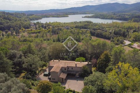 Lucas Fox presenta esta amplia casa familiar con gran potencial y vistas al lago de Banyoles. Se encuentra en el entorno exclusivo del Pla de l'Estany, cerca del icónico lago de Banyoles. La vivienda se construyó en los años 90 y se ha mantenido en b...