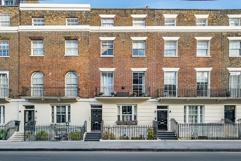 Dieses Apartment befindet sich in der begehrten Ebury Street im Herzen von Belgravia in einem schönen historischen Gebäude mit weißem Stuck und einer Londoner Backsteinfassade. Das kürzlich renovierte Anwesen erstreckt sich über das Unter- und Oberge...