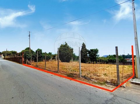 Terreno em área urbanizada em transformação de Moradias com 16 metros de Frente e 40 metros de comprimento. Localizado na Rua de Entre Rios 750, Grijó , inserida num contexto de Moradias. Localização próxima aos acessos da A1 Porto-Lisboa e de fácil ...