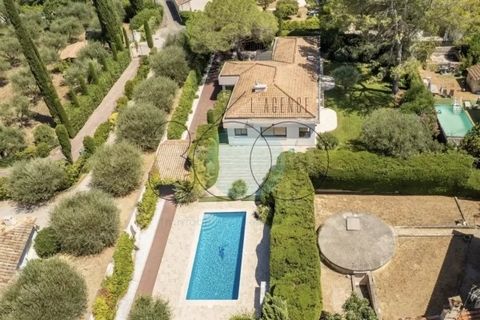 Mougins, residential area, quiet, and close to the old village and all amenities, modern 3 bedrooms - 3 bathrooms villa entirely on one level with a living area of ??approximately 160m2 set on a flat plot of 1400m2 with heated swimming pool. Vast and...