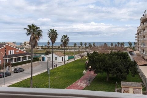 Beginnen Sie Ihren Tag voller Energie und genießen Sie ein großartiges Frühstück auf der Terrasse dieser Wohnung, während Sie das Meer bewundern und an den wundervollen Tag am Strand denken, der vor Ihnen liegt. Tatsächlich wird es sogar noch besser,...