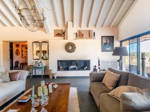 With strong connections to Africa continued from generation to generation, this 30 hectare property in the heart of Alentejo met the requirements (of sellers) for the construction of a large, welcoming family home, where friends can also be welcomed ...