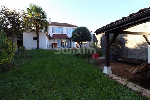 Ref 68327GM: Just 8 minutes by bike from the center of Chalon-sur-Saône, this house carefully renovated with quality materials is a true haven of peace for those looking for a natural setting in the heart of the city. You will find a large living roo...