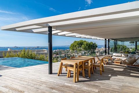 Située en position dominante dans une ruelle paisible du Roucas Blanc, cette maison d’architecte signée TOGU se vit comme un appartement et offre un panorama à couper le souffle. Implantée sur un terrain en restanques, elle épouse les différentes alt...