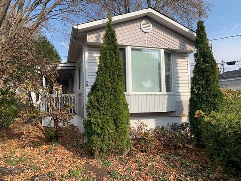 ***Vente de succession*** disponible rapidement. Charmante maison mobile à Laval -- 28 rue Val-Bar Découvrez cette propriété située au coeur de Laval, au 28 rue Val-Bar, offrant un confort optimal et un espace de vie moderne. Avec sa thermopompe effi...