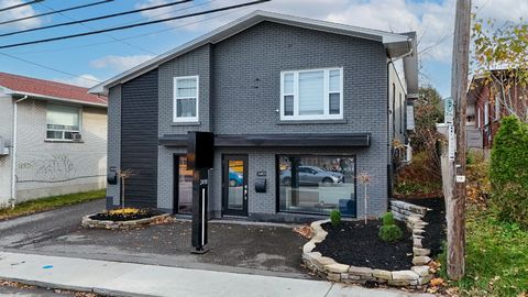 Découvrez cette opportunité unique : un immeuble avec espace commercial au rez-de-chaussée et appartement au premier étage. L'appartement lumineux offre 2 chambres, une salle de lavage, et des espaces de rangement. Le rez-de-chaussée comprend des bur...