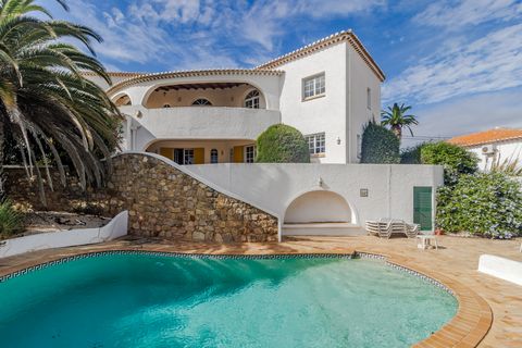 This charming 3 bedroom villa is situated in Montinhos da Luz, and offers panoramic views of the sea and countryside. Built in a traditional Portuguese style, the property is situated in a peaceful location within a cul-de-sac. You enter the property...