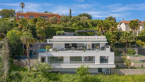 Auf den Höhen einer der begehrtesten Gegenden von Super Cannes gelegen, bietet dieser erhabene, zeitgenössische Neubau einen fantastischen Panoramablick auf das Meer. Mit einer Fläche von 380 m2 bietet die Villa großzügige Volumen auf nur zwei Ebenen...