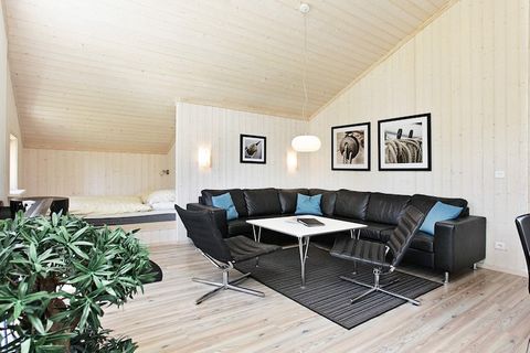 Dänisches Ferienhaus in dem schönen Gebiet des Holiday Vital Resort bei Großenbrode. Das Haus ist hell und freundlich im skandinavischen Stil eingerichtet. Es sind zwei Schlafzimmer mit Doppelbetten, ein Schlafzimmer mit Einzelbetten und ein - bei Ki...