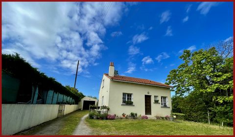 NOUVEAUTE Venez découvrir cette maison à étage de 76m2, située au calme sur la commune de Bouguenais. Vous y trouverez au rez de chaussée: Une entrée, un salon/séjour, une cuisine, une chambre, une salle de bain ainsi qu'un WC. A l'étage: 2 chambres ...