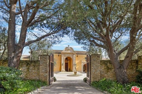 Magnifique domaine méditerranéen sur un vaste terrain. L’entrée spectaculaire de style palladien mène à un grand salon avec de hauts plafonds et une cheminée en pierre. Grande salle à manger formelle avec des portes-fenêtres qui s’ouvre sur une énorm...