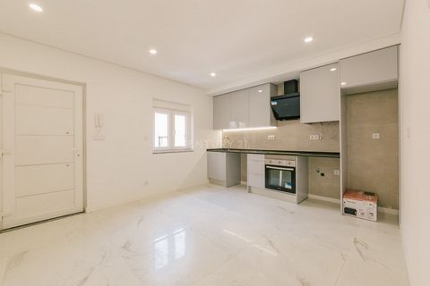 Descubra este moderno apartamento T2, situado num edifício completamente renovado em 2024! Localizado no 2º andar, esta é a oportunidade ideal para quem procura o conforto de um lar totalmente novo e equipado. Características do Imóvel: Área Total: C...