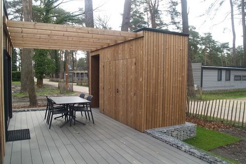 Dit fijne, vrijstaande en gelijkvloerse chalet staat op vakantiepark Resort Hoge Kempen, in het mooie Belgisch Limburg. Omgeven door de natuur, bij Nationaal Park Hoge Kempen in het plaatsje Zutendaal, op ca. 8 km. van de stad Genk. Het moderne chale...