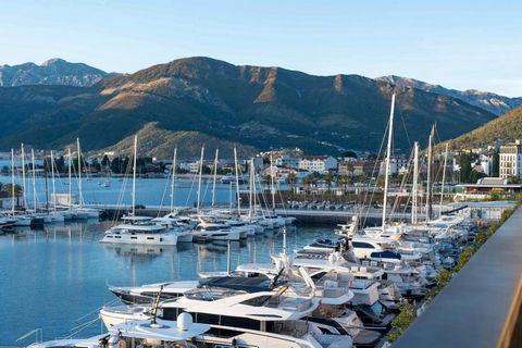 Goed geproportioneerd appartement met twee slaapkamers aan het water in het Aqua-gebouw, Porto Montenegro. Het appartement heeft een oppervlakte van 140 m2 en bestaat uit een grote open woonkamer met open haard, eethoek en keuken, twee slaapkamers me...