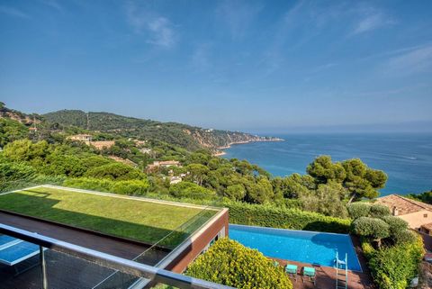 Spectacular contemporary villa, located in one of the most luxurious developments of the Costa Brava, Punta Brava, a few kilometers south of the bustling coastal town of Sant Feliu de Guíxols. Its sleek modern lines coupled with the predominant use o...